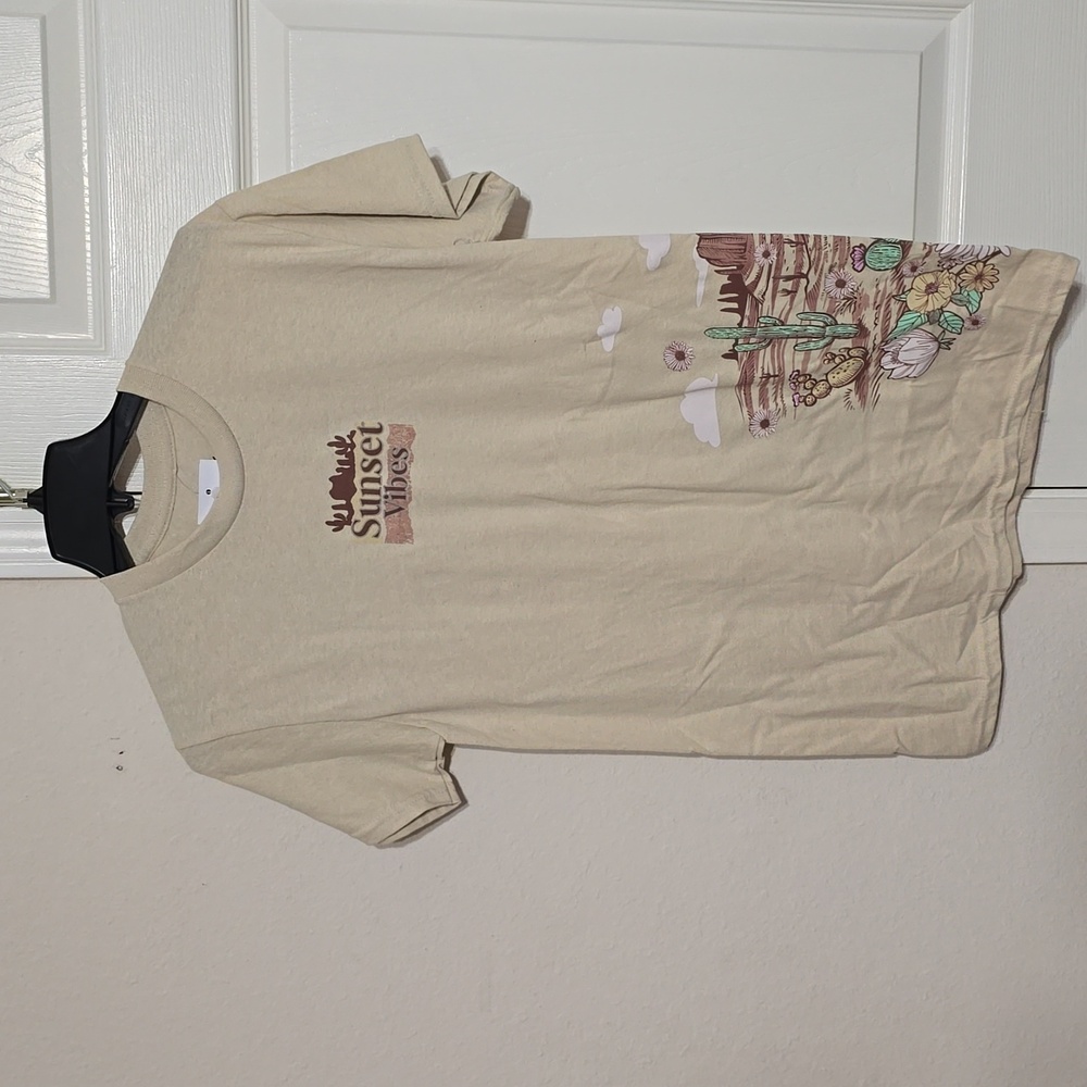 NWT Trust The Universe womens graphic tshirt size S